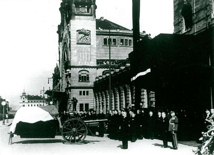 Pohřeb Tomáše Garrigue Masaryka v roce 1937. Rakev byla přepravena vlakem z hlavního nádraží do Lán.