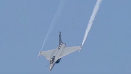 Šílená otočka i let hlavou dolů. Stíhačka Rafale se předváděla na letecké show