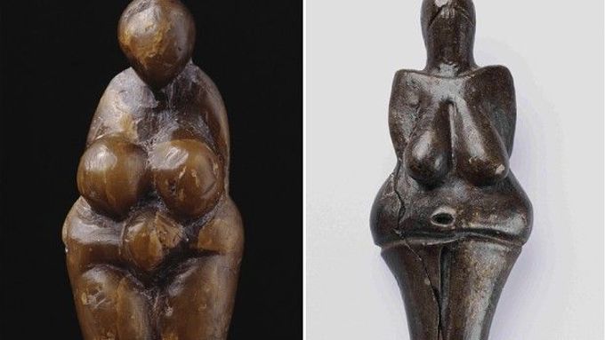 Věstonická venuše (vpravo), nejstarší keramická figurka na světě a venuše nalezená u Grimaldi v Itálii - stará 20 tisíc let