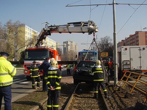 V Ostravě se srazilo auto s tramvají