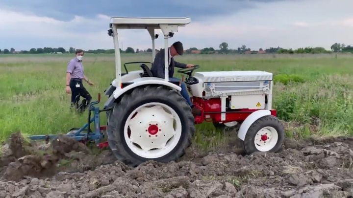 Na pár minut oráčem. Šéf VW Herbert Diess vyzkoušel elektrický traktor pro Afriku; Zdroj foto: Twitter/Herbert Diess