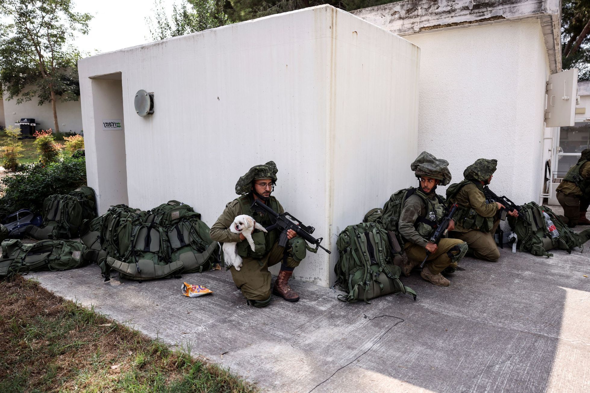Izraelští vojáci v kibucu Kfar Aza blízko Gazy.