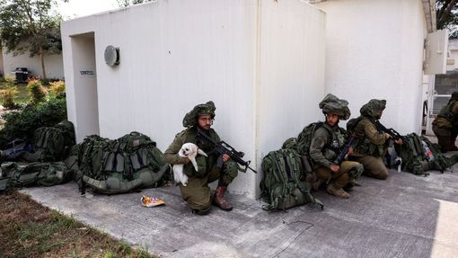 Izraelští vojáci v kibucu Kfar Aza blízko Gazy.