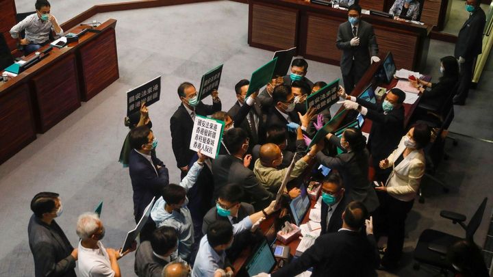 Hongkong slaví výročí předání Číně, den po přijetí kontroverzního zákona