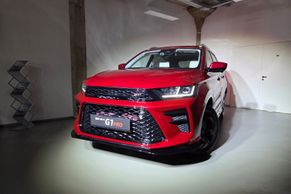 Přímo mezi Karoq a Kodiaq. Čínské SWM maskuje původ Itálií, rychlost odmění slevou