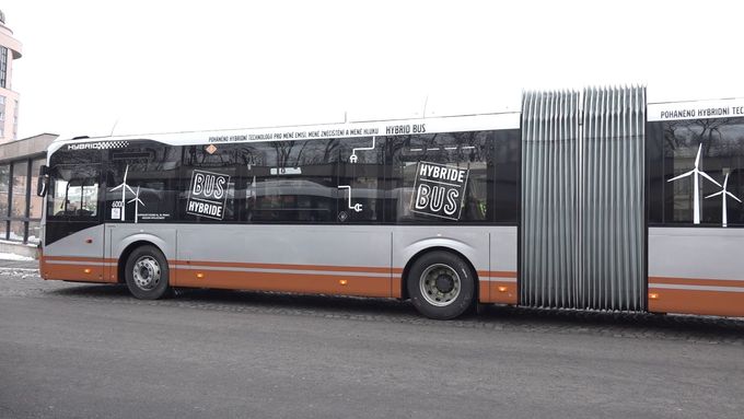 Praha testuje nový hybridní autobus. Chce zjistit, kolik "žere"
