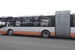 Praha začala testovat hybridní autobus. Dobíjením baterií údajně ušetří třetinu nafty