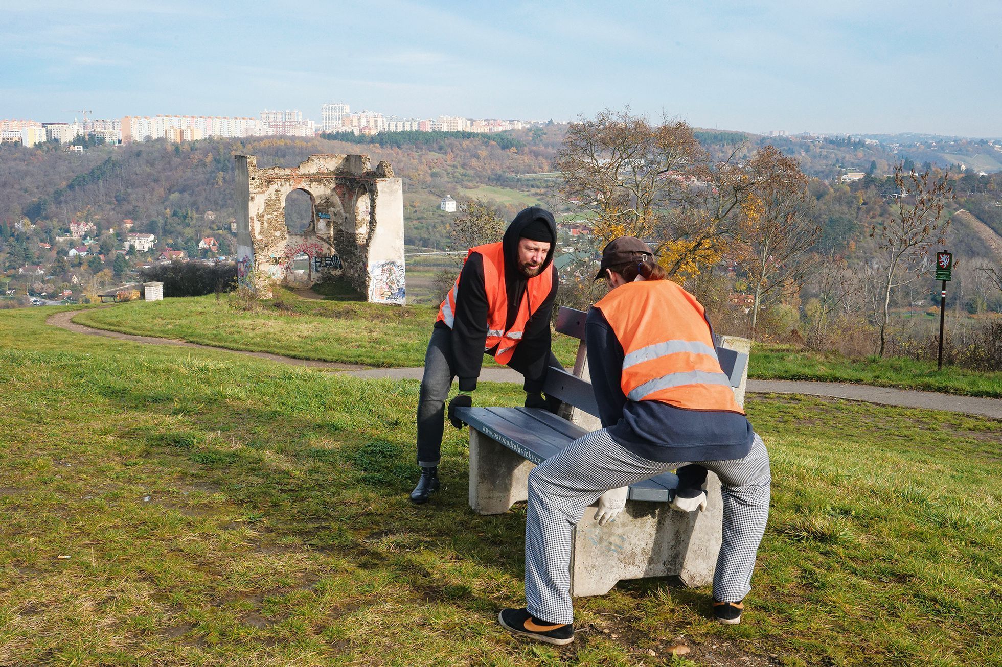 Demonstrativní umístění opravené lavičky, která měla sloužit jako reklamní poutač, zpět do veřejného prostoru.