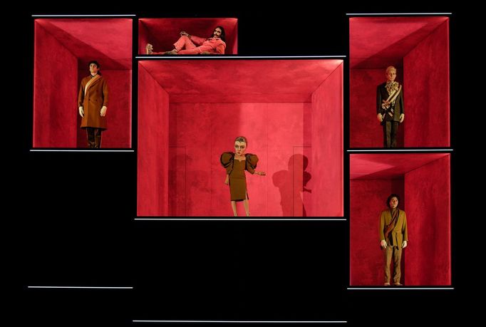 Na snímku jsou Enno Trebs, Caner Sunar jako státní sekretář, Julia Windischbauerová, Jörg Pose a Alexander Khuon.