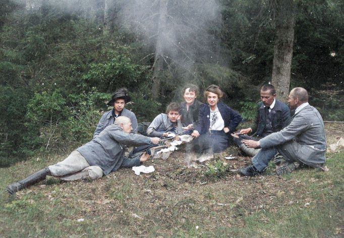 Turisté, Vysoké Tatry, 1913. Kolorovaný archivní snímek z tatranského pohoří na Slovensku.