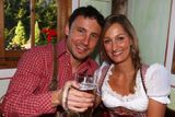 Fotbalista Bayernu Mark van Bommel si se ženou Andreou vychutnává pivo na mnichovském Oktoberfestu.