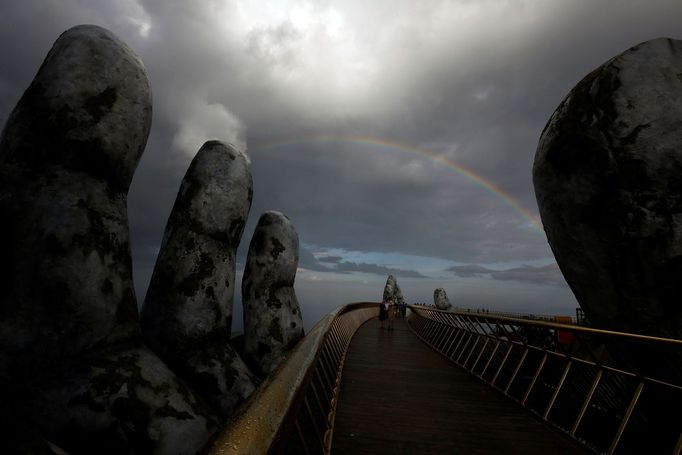 Obří ruka podpírá na kopci Ba Na v nadmořské výšce 1000 metrů nad mořem lávku nazvanou Gold Bridge v blízkosti města Danang ve Vietnamu.