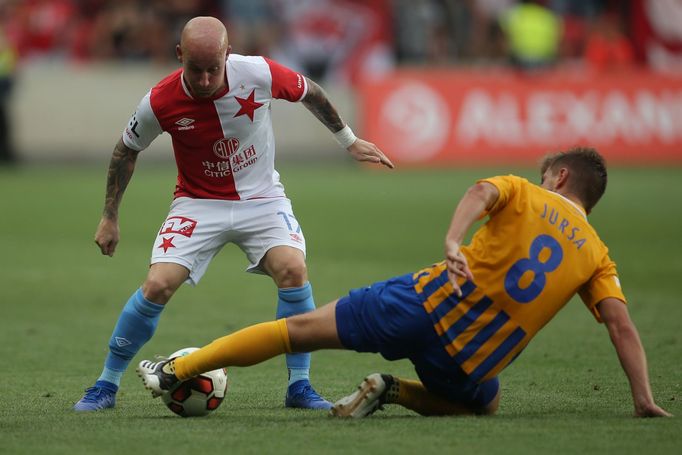 Miroslav Stoch a Tomáš Jursa v ligovém zápase Slavia - Opava.