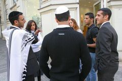 H&M stáhl v Izraeli z prodeje kontroverzní šál. Vypadá jako židovský modlitební plášť