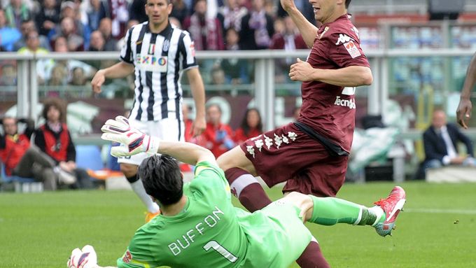 Turínský Darmian překonává Gigiho Buffona.