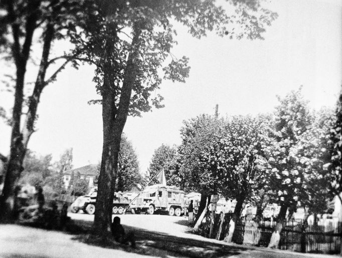 Řevnice, 6. května 1945. Příjezd kolony nákladních automobilů s příslušníky 1. pěšího pluku ROA na náměstí Victoria (dnes Krále Jiřího z Poděbrad).