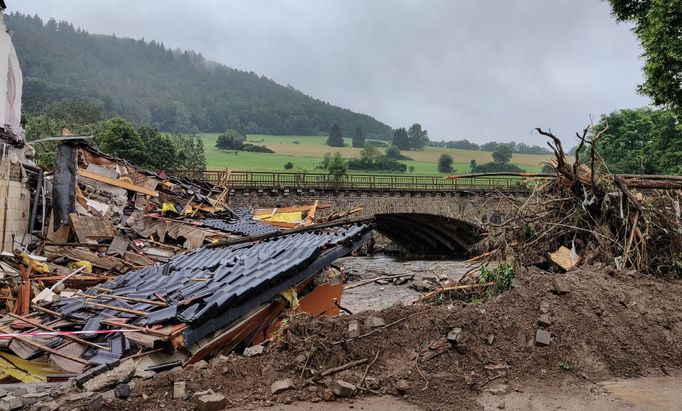 Západní Evropu postihly silné záplavy, které si vyžádaly desítky obětí.