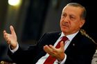 Erdogan stáhne stovky žalob na ty, kteří ho urazili. Až na německého komika