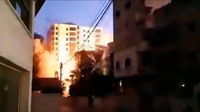 Panelák v Gaze se po izraelském útoku zřítil. Rakety obratem zamířily k Tel Avivu.
