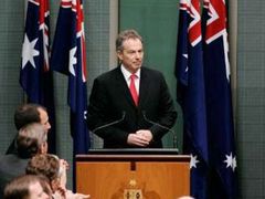 V australském parlamentu, který na rozdíl od britského ovládají konzervativci, se Blairovi dostalo dlouhotrvajícího potlesku.