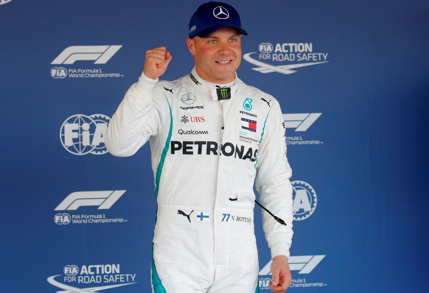 Valtteri Bottas slaví pole position v Soči 2018.
