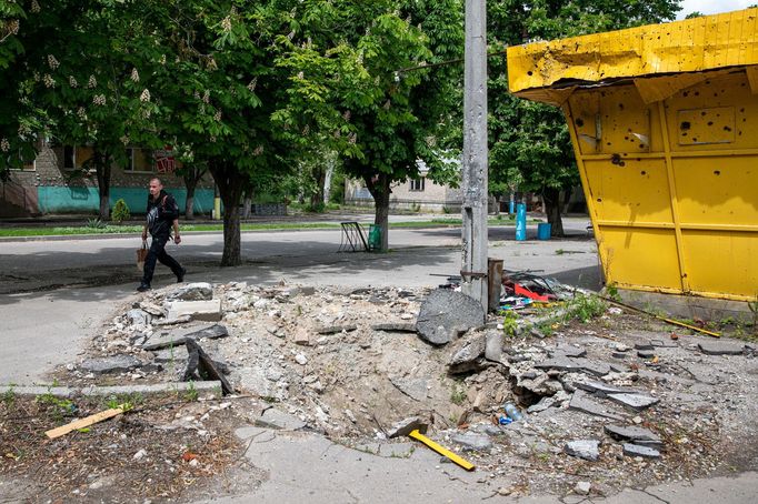 Město Orichiv na jihovýchodě Ukrajiny. Rusové jsou odtud jen pár kilometrů, město rok denně ostřelují a z původních obyvatel jich tu zbyla jen hrstka.