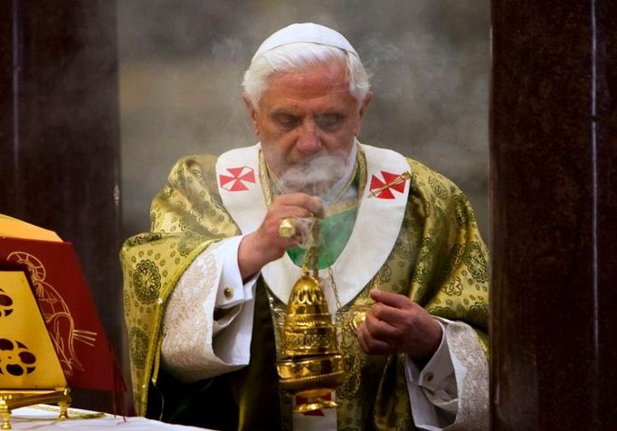 Papež Benedikt XVI. s kadidlem v ruce zahajuje synod biskupů v bazilice svatého Pavla za hradbami v Římě.