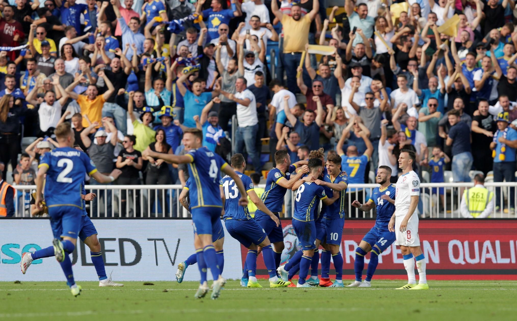 Fotbalisté Kosova se radují z vítězného gólu, český kapitán Vladimír Darida zklamaně přihlíží