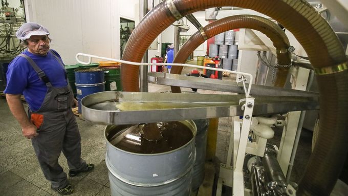 Nahlédněte, jak se stáčí med v největší české továrně.
