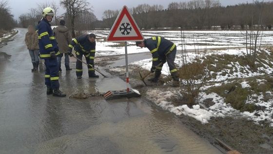 Dva světy v Česku. V jednom odklízejí sníh, ve druhém vodu