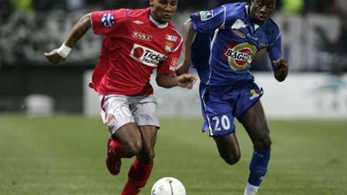 Florent Malouda (vlevo) z Lyonu bojuje s Blaise Matuidim z Troyes.