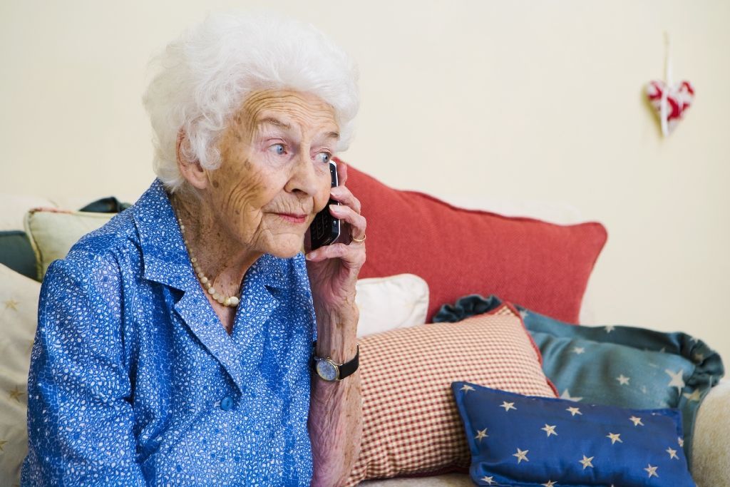 Telefonování, stáří, senior - ilustrační foto