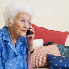 Telefonování, stáří, senior - ilustrační foto