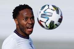 V Chelsea je narváno, došly židle. Čistku odnesl i Sterling, na přestup se krátí čas