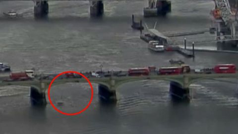Kamera zachytila teror v Londýně. Útočník srazil lidi na mostě, žena spadla do řeky