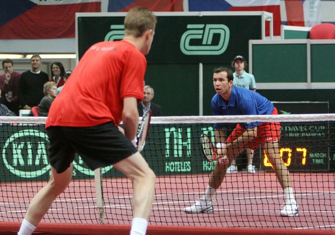 Radek Štěpánek stojí proti Belgičanovi Kristofu Vliegenovi ve čtyřhře Davis Cupu v Ostravě.