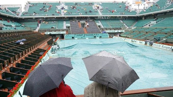 V Paříži prší, program třetího dne grandslamového French Open se posouvá.