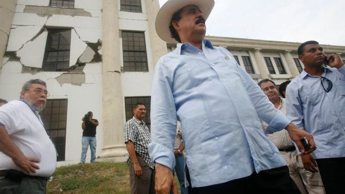 Honduraský prezident Manuel Zelaya obhlíží škody způsobené zemětřesením. Stojí před narušenou budovou soudu v druhém největším městě San Pedro Sula.