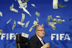 Blatter vypovídal před etickou komisí osm hodin. Pak bez slova odešel