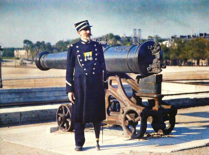 Autochrom  byl raný proces barevné fotografie patentovaný roku 1903 bratry Lumièrovými a komerčně vyráběný v letech 1907 až 1935.