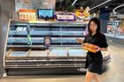 Lidé mířili do supermarketů, kde rychle mizely zásoby, protože se obávali, že obchody zůstanou dva dny zavřené. Obyvatelé přelepovali okna v bytech i obchodech, aby alespoň částečně snížili riziko rozbití skla.