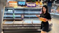 Lidé mířili do supermarketů, kde rychle mizely zásoby, protože se obávali, že obchody zůstanou dva dny zavřené. Obyvatelé přelepovali okna v bytech i obchodech, aby alespoň částečně snížili riziko rozbití skla.