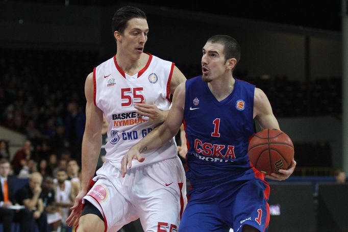 VTB liga, Nymburk - CSKA Moskva: Tomáš Podivínský - Nando de Colo