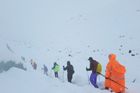 Na svahu Mount Everestu uvěznila sněhová bouře asi 1000 lidí, zasahují tam záchranáři