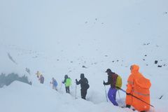 Na svahu Mount Everestu uvěznila sněhová bouře asi 1000 lidí, zasahují tam záchranáři