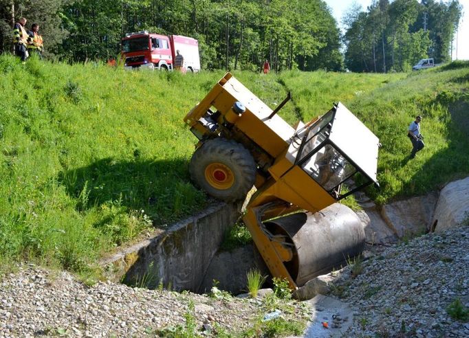 Válec musely vytáhnout dva speciální jeřáby, jeho vyproštění trvalo pět hodin.