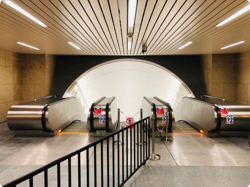Karlovo náměstí metro vestibul eskalátor.