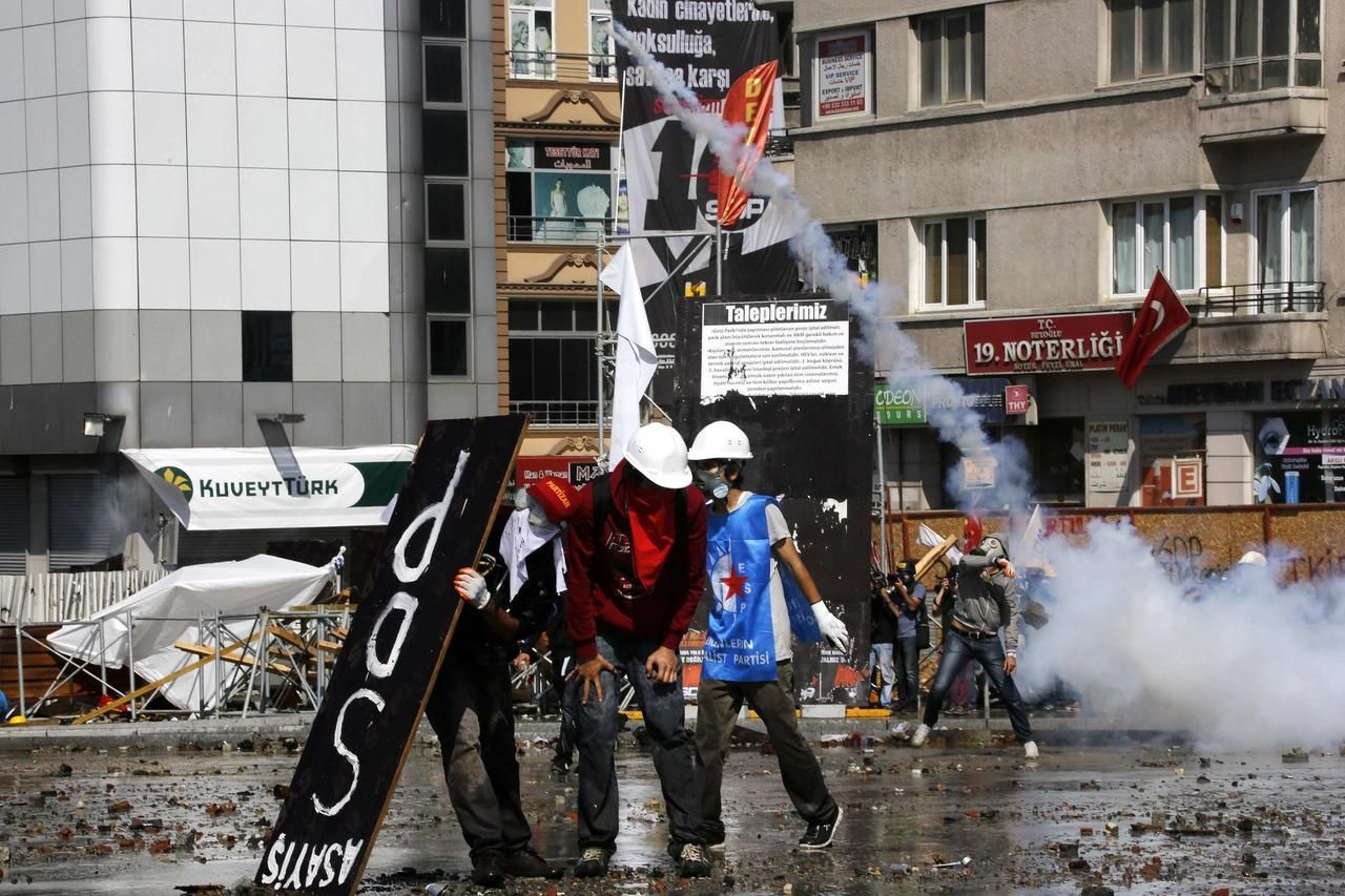 Turecko - Istanbul - Taksimské náměstí - policie - zásah