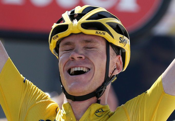 Chris Froome se raduje v cíli 10. etapy Tour de France 2015