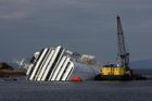 Specialisté odčerpávají palivo z lodi Costa Concordia